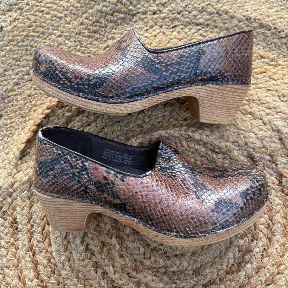 Dansko Women’s Sz 37 / US 6.5-7 Snake Skin Print Clogs